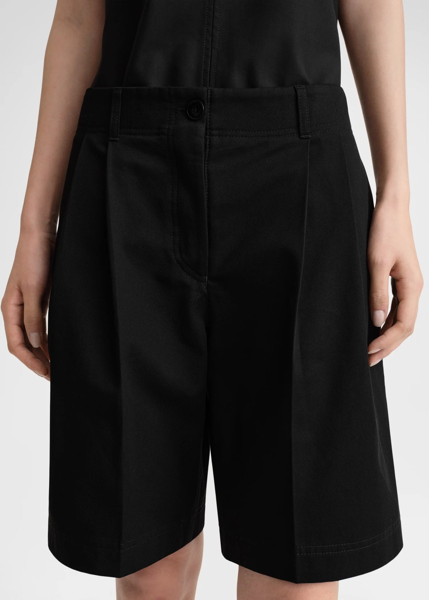 Relaxed Chino Shorts (Black)