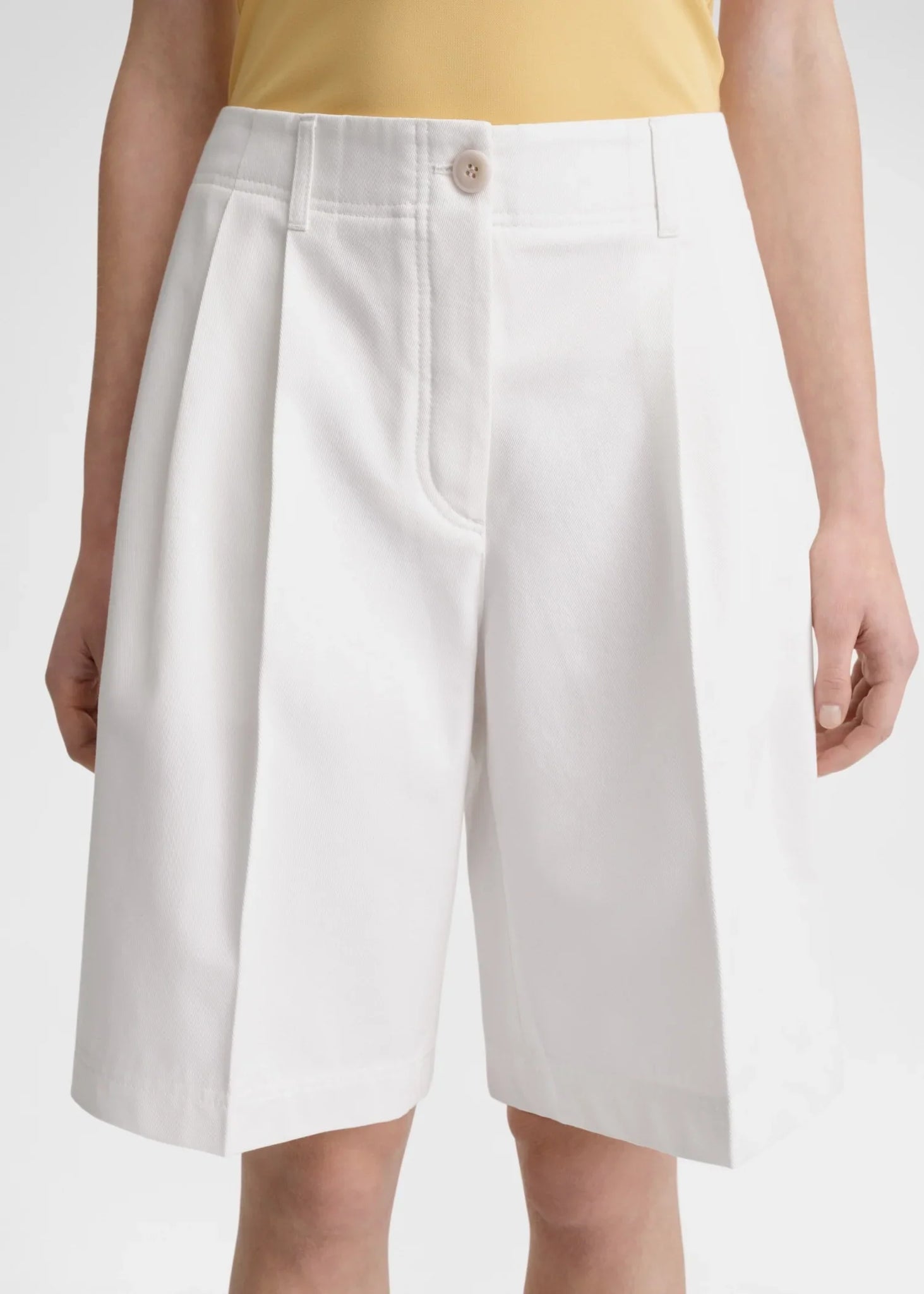 Relaxed Chino Shorts (White)