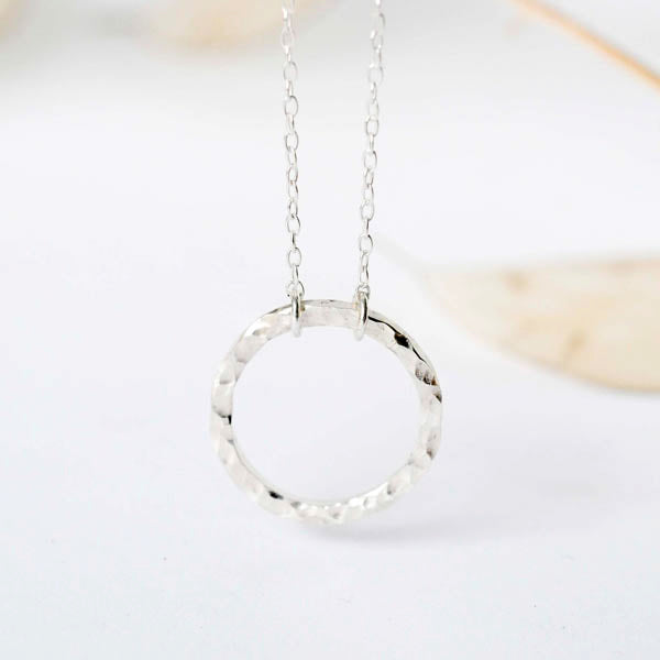Textured Circle Pendant Necklace - Rêve Ultime